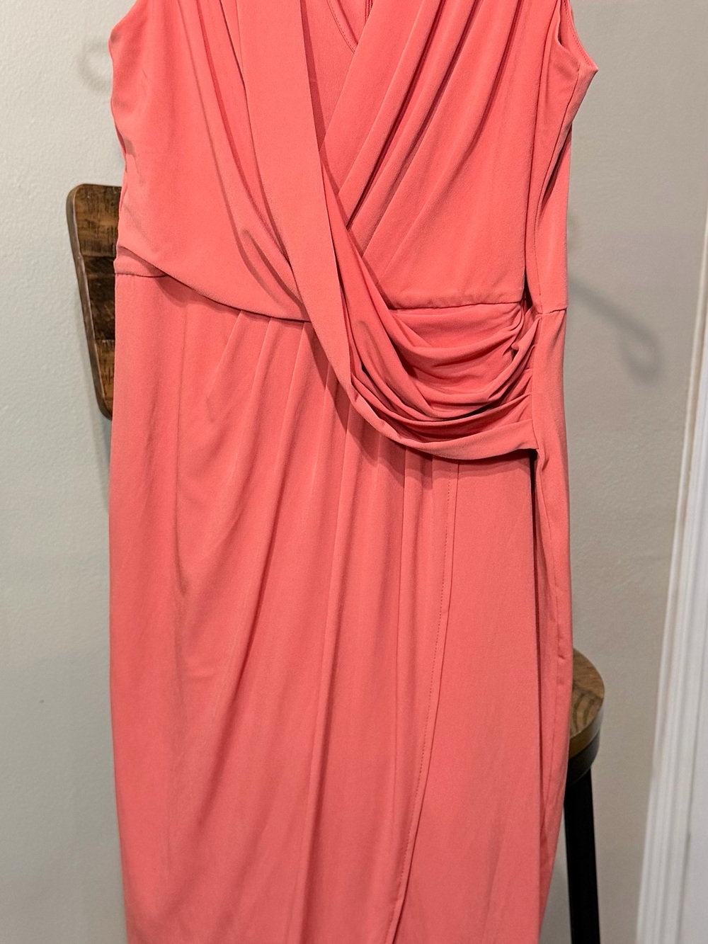 Maggy London Sleeveless V-Neck Ruched Sheath Midi Dress in size 8